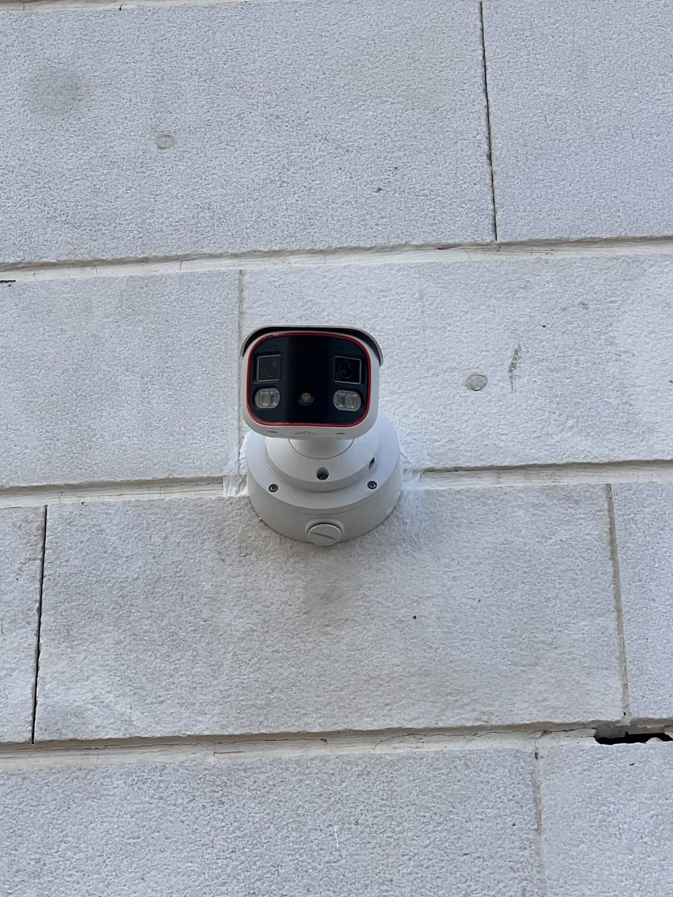 תקריב של מצלמת צינור שהותקנה על בלוק בחזית