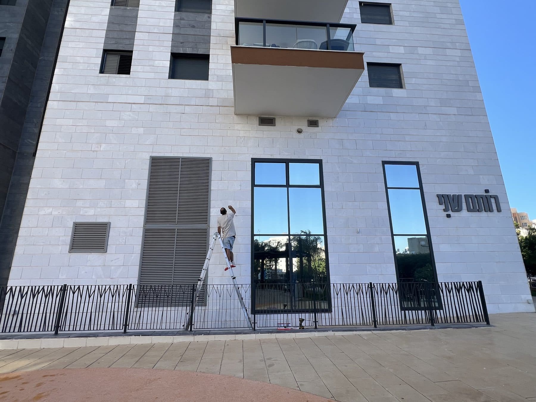 חזית בניין המגורים בנתניה בזמן התקנת המצלמות