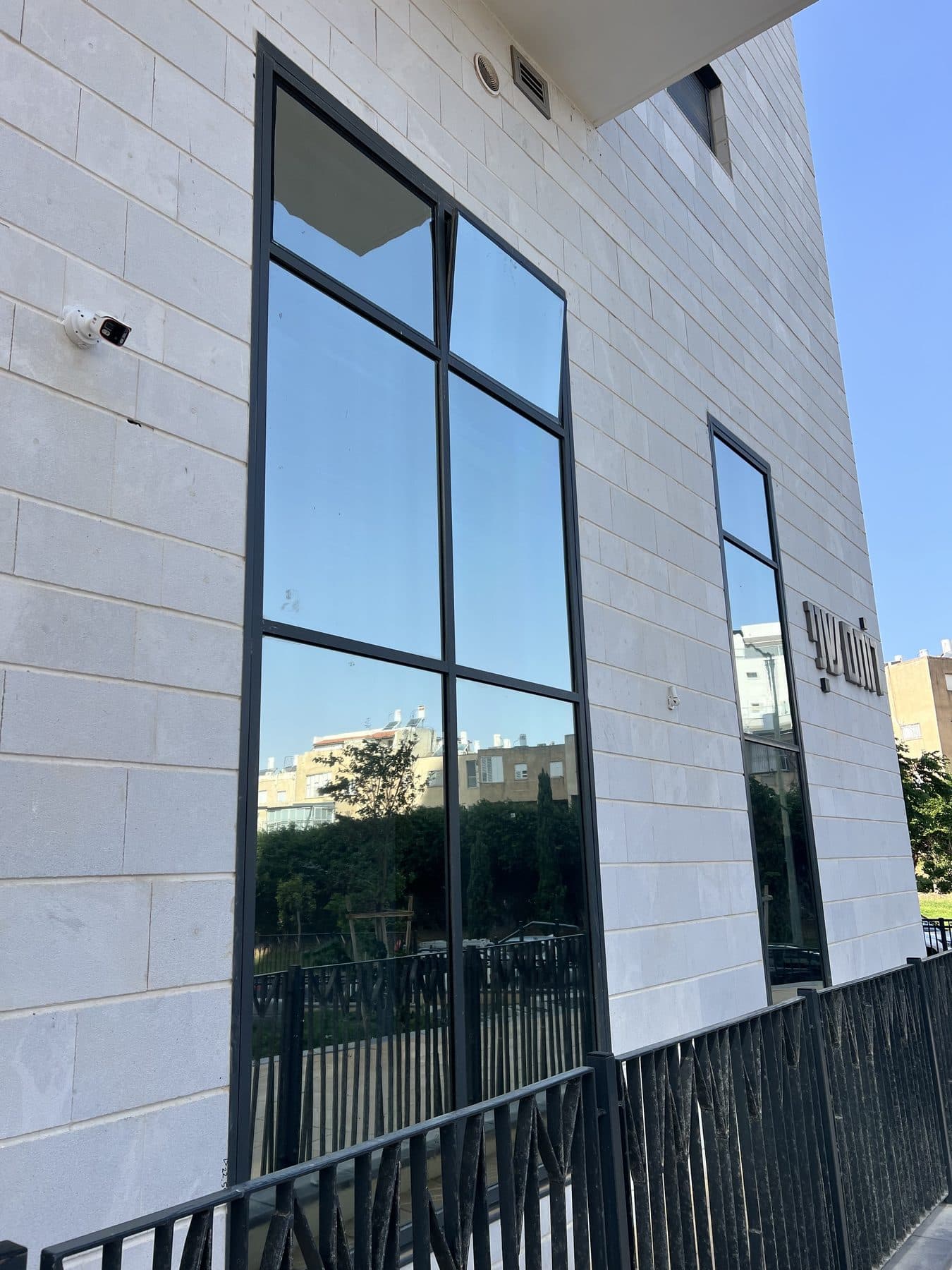 מצלמת צינור על חיפוי האבן בחזית הבניין